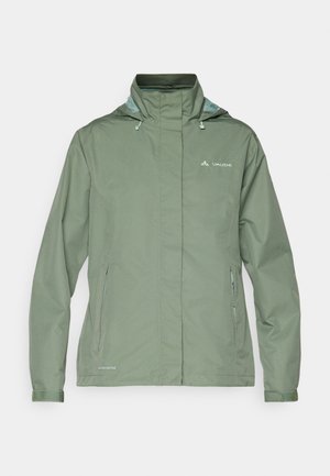 Giacca impermeabile verde con cappuccio, cerniera frontale coperta da patta, due tasche laterali con cerniera e logo "Vaude" stampato sul petto.