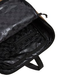 Hnědý batoh s černým interiérem, který má kapsu na zip a vzor s logem Vans. Podšívka má kostkovaný design a hladkou texturu.