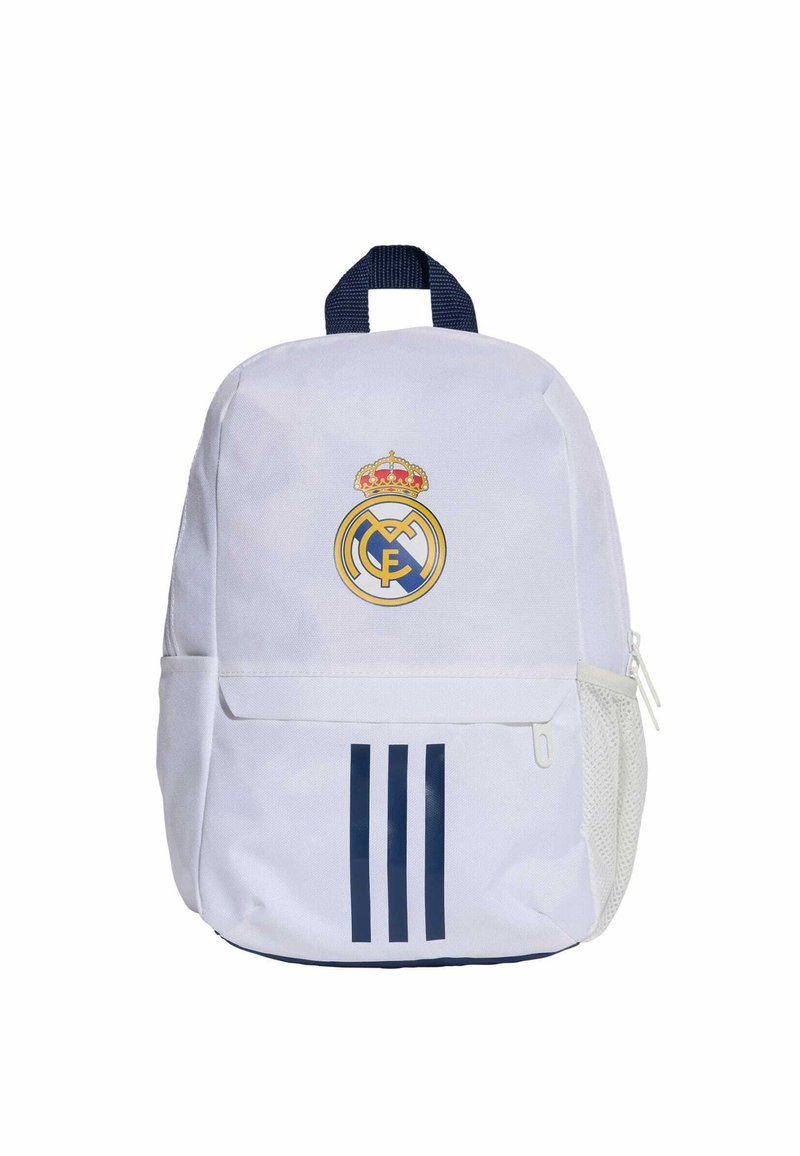 Bijela ruksak s logotipom Real Madrida, mornarsko plave pruge i mrežnim bočnim džepom. Ima gornju ručku i zatvaranje na patentni zatvarač.