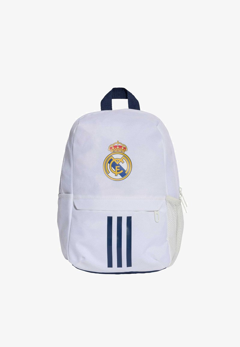 Biely batoh s logom Real Madrid, námorníckymi modrými pruhmi a sieťovanou bočnou vreckom. Obsahuje hornú rukoväť a zipsové uzatváranie.