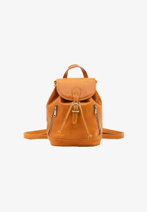 Compacte rugzak van leer in een tan kleur met klep en gespsluiting, twee verticale ritszakken, een bovenhandvat en verstelbare schouderbanden.