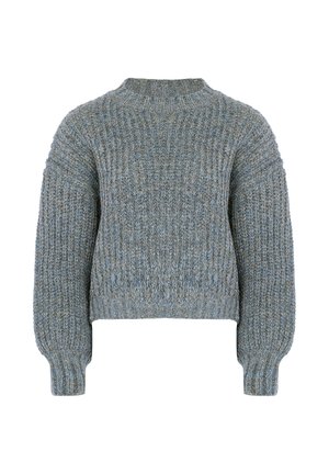 Sweter dziewiarski w odcieniach szaro-niebieskich, z prążkowaną strukturą, wysokim kołnierzem i balonowymi rękawami, tworzący luźny sylwetkę.