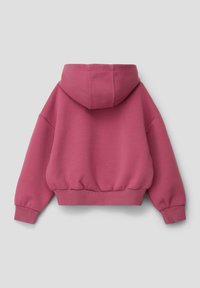 Hoodie w intensywnym różowym kolorze, charakteryzujący się luźnym krojem, ściągaczami przy rękawach i u dołu, oraz miękkim, teksturowanym materiałem. Widok z tyłu.