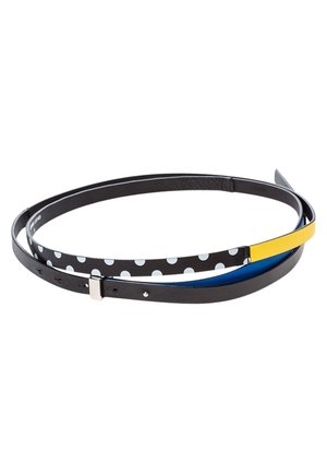 Cinturón de cuero negro con hebilla plateada, que presenta un interior azul, una sección amarilla y lunares blancos en una correa interior negra.