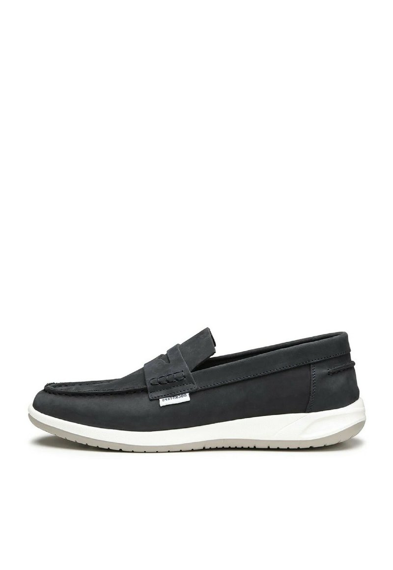 Scarpa nera slip-on con tomaia in morbida pelle, colletto imbottito, cuciture decorative e suola in gomma bianca. Design semplice e dal profilo basso.