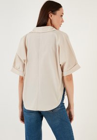 LELA LOOSE FIT - Blusa - stone