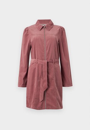 Μωβ φόρεμα από κορντόροι με μακριά μανίκια, φερμουάρ μπροστά, γιακά, φουσκωτούς ώμους και ταιριαστή ζώνη από το ίδιο ύφασμα στη μέση.