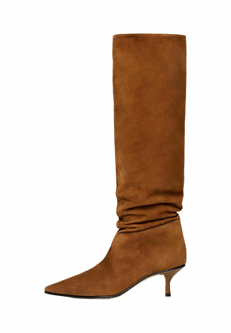 Bota de ante marrón hasta la rodilla con un diseño suelto, punta afilada y tacón delgado. Textura suave con una estética minimalista.