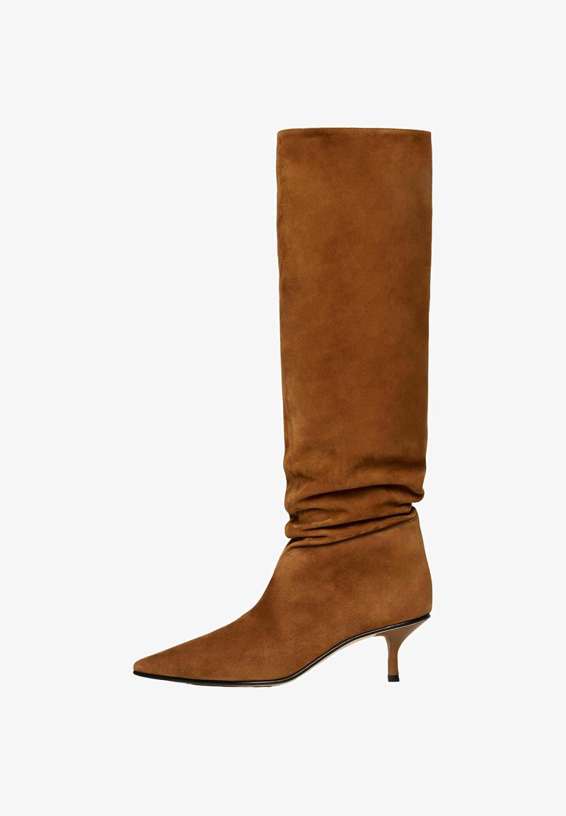 Bota de ante marrón hasta la rodilla con un diseño suelto, punta afilada y tacón delgado. Textura suave con una estética minimalista.