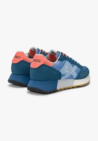 Blaue und türkisfarbene Turnschuhe aus Wildleder und Mesh-Material, mit orangen Akzenten, einer soliden weißen Zwischensohle und einer Gummi-Außensohle. Markenlogo auf der Ferse sichtbar.