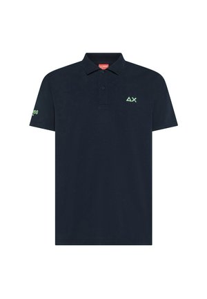 Polo a maniche corte blu navy con piccolo logo geometrico verde chiaro sul petto e sulla manica, e abbottonatura a tre bottoni.