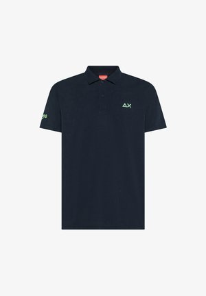 Polo a maniche corte blu navy con piccolo logo geometrico verde chiaro sul petto e sulla manica, e abbottonatura a tre bottoni.