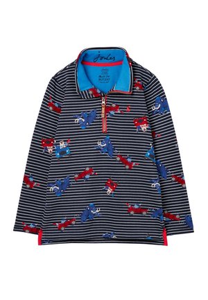 Marineblaues Langarmshirt mit weißen Streifen, rotem Reißverschluss, Kragen und Motiven von blauen Mammuts sowie roten Autos mit Tieren.