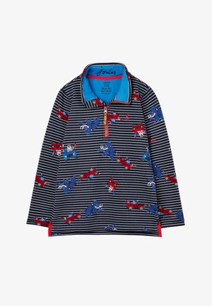 Camiseta de manga larga azul marino con rayas blancas, cremallera roja, cuello y estampados de mamuts azules y coches rojos con animales.