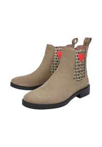 Beżowe zamszowe botki za kostkę z czarną teksturowaną boczną częścią z wzorem serc i logo oraz niskim czarnym obcasem.