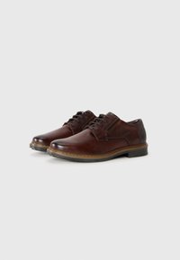 zapatos de vestir para hombres de cuero marrón con cordones, costuras en contraste y suelas de goma sobre un fondo blanco