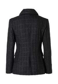 Zwarte tweedjas met een gestructureerde afwerking. Heeft een notch-lapel, lange mouwen en een getailleerde pasvorm. Subtiel ruitenpatroon doorheen.