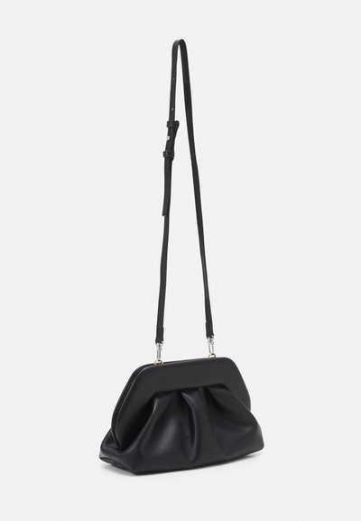 Borsa a mano in pelle nera con parte superiore strutturata, corpo morbido arricciato e tracolla regolabile. Presenta dettagli in metallo argentato e una texture liscia.