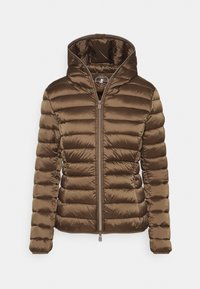 Bruine doorgestikte jas met capuchon, ritssluiting aan de voorkant en lange mouwen, weergegeven op een witte achtergrond.