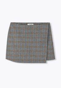 Mini-jupe à carreaux gris avec un motif orange subtil, présente un design croisé et une texture lisse, fabriquée en tissu léger.