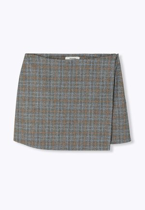 Mini-jupe à carreaux gris avec un motif orange subtil, présente un design croisé et une texture lisse, fabriquée en tissu léger.
