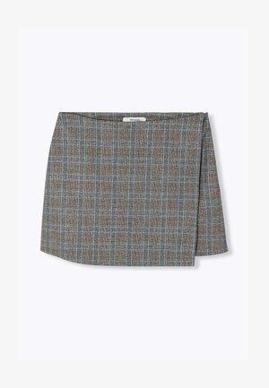 Mini-jupe à carreaux gris avec un motif orange subtil, présente un design croisé et une texture lisse, fabriquée en tissu léger.