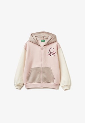 Sudadera con cremallera de color rosa claro, con capucha, mangas blancas y un bolsillo beige, que presenta un diseño bordado brillante en el pecho. Textura de tela suave.