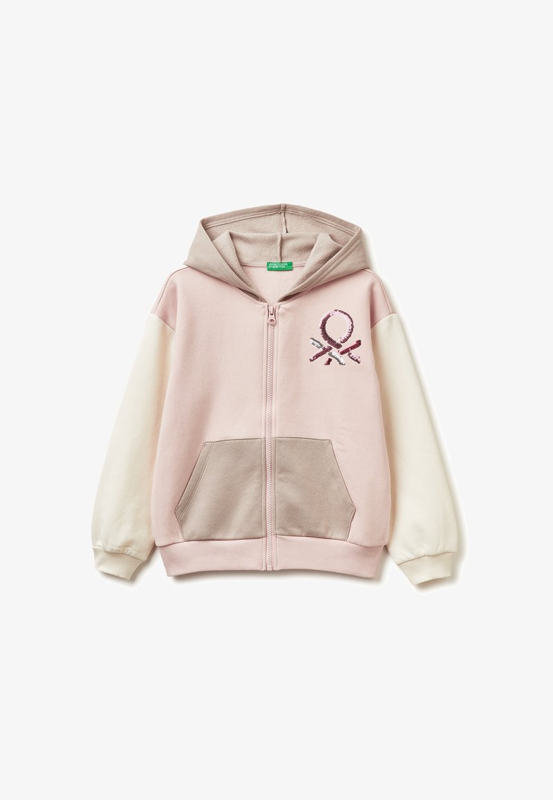 Růžová zipová mikina s kapucí, bílými rukávy a béžovou kapsou, s lesklou výšivkou na hrudi. Měkká textilie.
