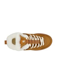 Bruine leren sneaker met witte nepbontkraag, beige veters en accenten met merkopdruk. Voorzien van een gevoerde tong en een geribbelde zool.