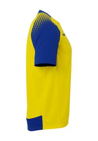 Gul sportsbluse med blå accenter, korte ærmer og et struktureret geometrisk mønster på skuldrene. Glat syntetisk stof.