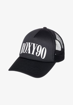 Casquette trucker en maille noire avec une visière incurvée, arborant en lettres blanches audacieuses le texte "ROXY90" sur le panneau avant.