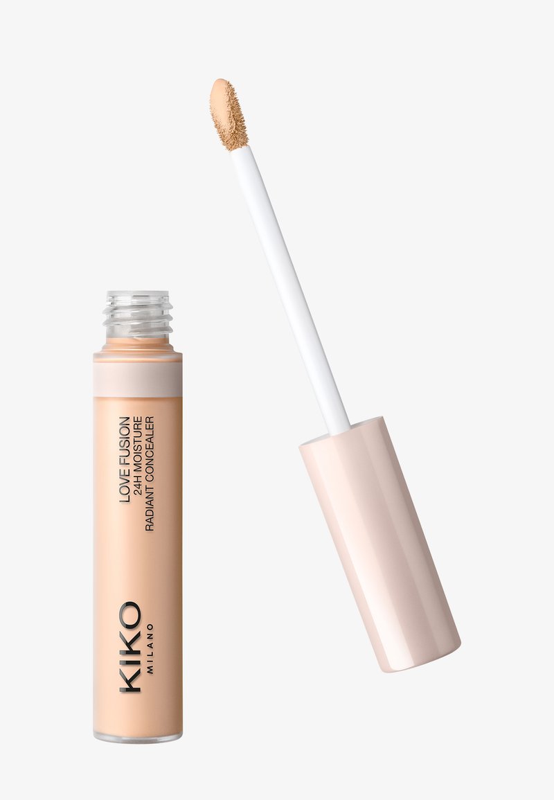 Correcteur éclatant hydratant 24H Love Fusion de KIKO Milano avec applicateur, montrant un produit liquide beige à l'extrémité.