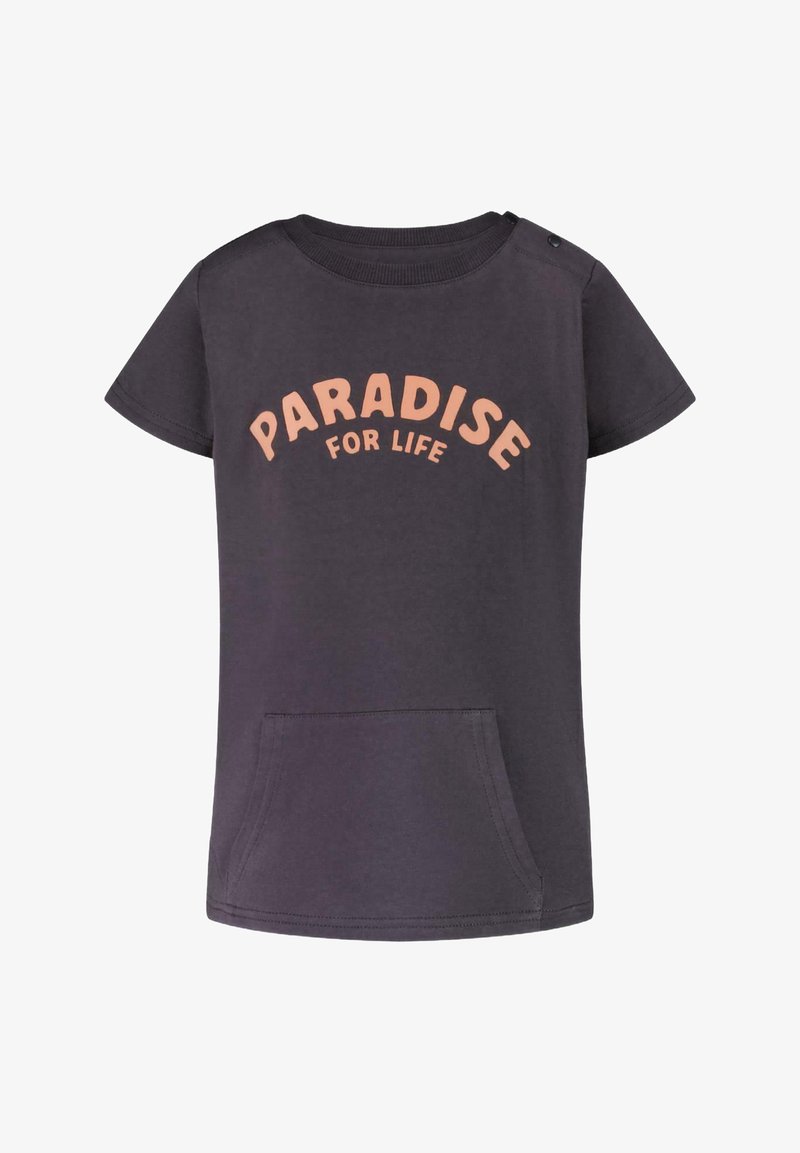 Donkergrijze T-shirt met korte mouwen, heeft een ronde halslijn, een borstzak en de tekst "PARADISE FOR LIFE" in licht perzik.