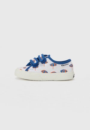 Białe trampki z niebieskimi akcentami, z wzorem parasolek w kolorze pomarańczowym i niebieskim. Gumowa podeszwa z teksturowanym bieżnikiem i zaokrąglonym noskiem.