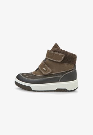 Rudi audiniai kulkšnių batai su dviem Velcro diržais, balta padu ir rudų dirbtinių kailių apvadu. Tekstūruotos ir lygios paviršiai su kontrastingais siūlais.