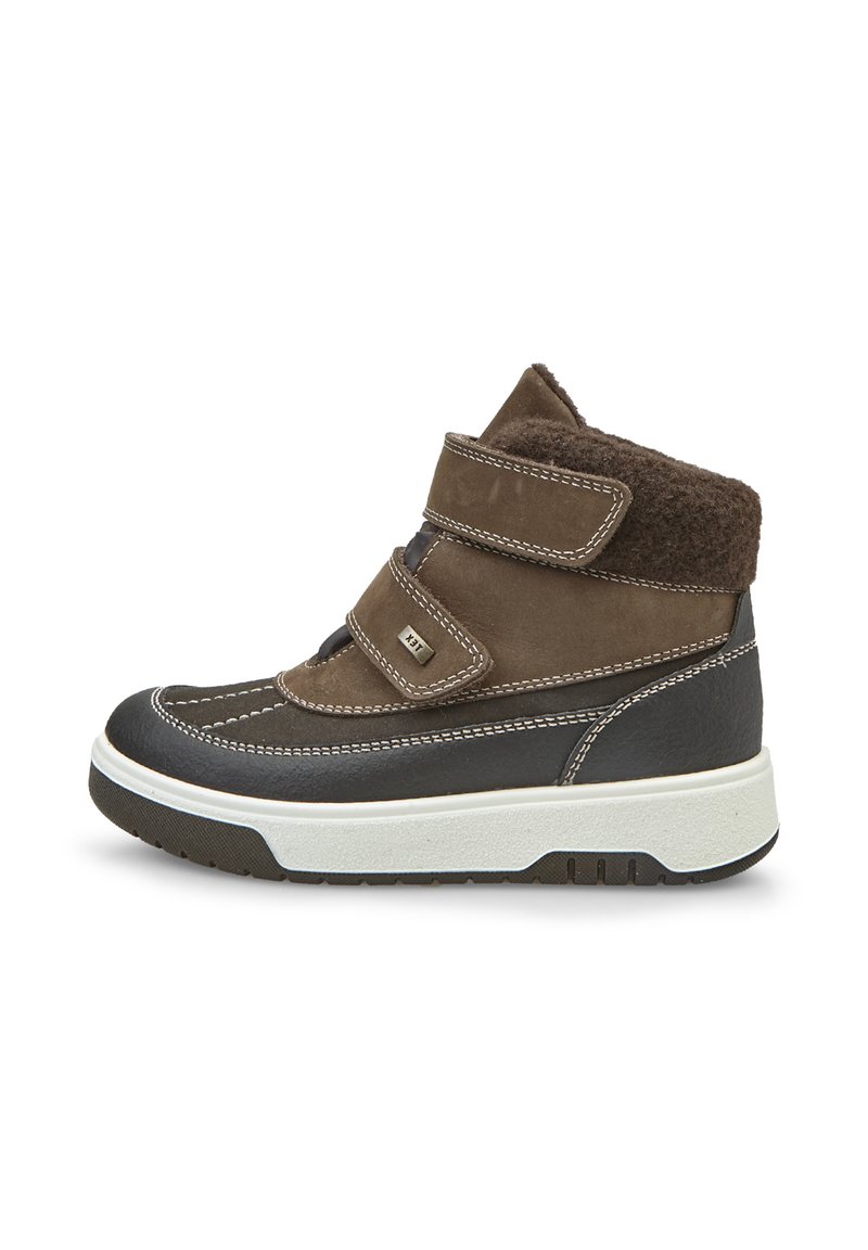 Botine din țesătură maro, cu două curele Velcro, talpă albă și guler din blană artificială maro. Suprafețe texturate și netede cu cusături contrastante.
