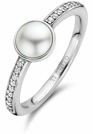 Sølv ring med en central glansfuld hvid sten og en ring, der er accentueret af små klare krystaller langs den ene side. Glat, poleret overflade.