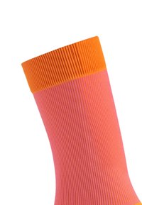 Kniestrümpfe mit geripptem Textur. Farbverlauf von Pink zu Orange am Bund. Der Bund ist einheitlich orange, was einen Kontrast zum pinken Körper bildet.