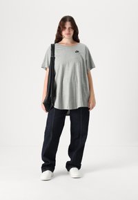 Nike Sportswear CLUB TEE - Jednoduché tričko - grey