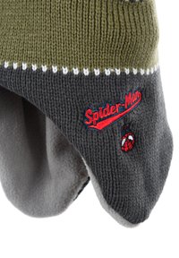 Gorro de punto en verde oliva y gris con rayas blancas, que presenta el logo de "Spider-Man" y un emblema de araña en rojo en el lateral.