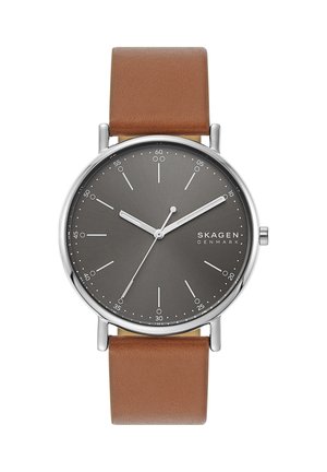 Skagen Armbanduhr mit grauem Zifferblatt, silbernen Zeigern, weißen Minutenmarkierungen und braunem Lederarmband, die 9:10:35 anzeigt.
