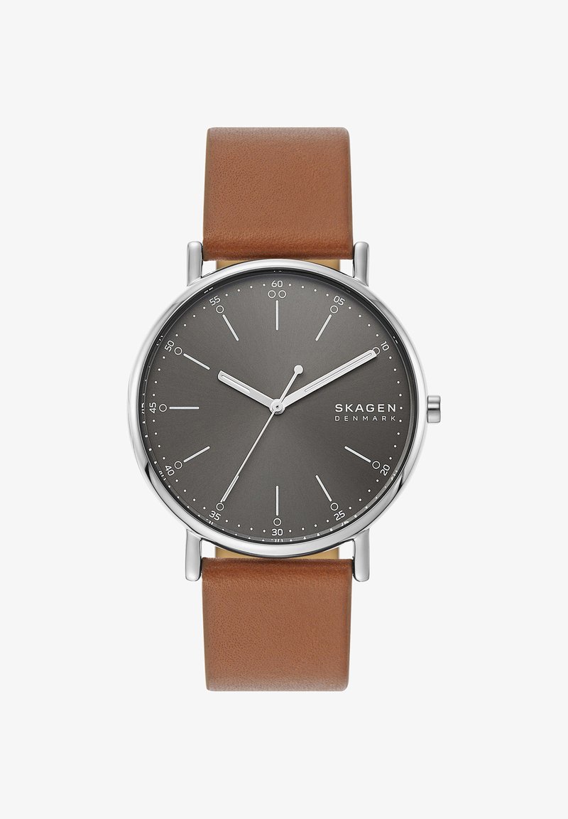 Skagen polshorloge met een grijze wijzerplaat, zilveren wijzers, witte minutenmarkeringen en een bruine leren band die 9:10:35 aangeeft.