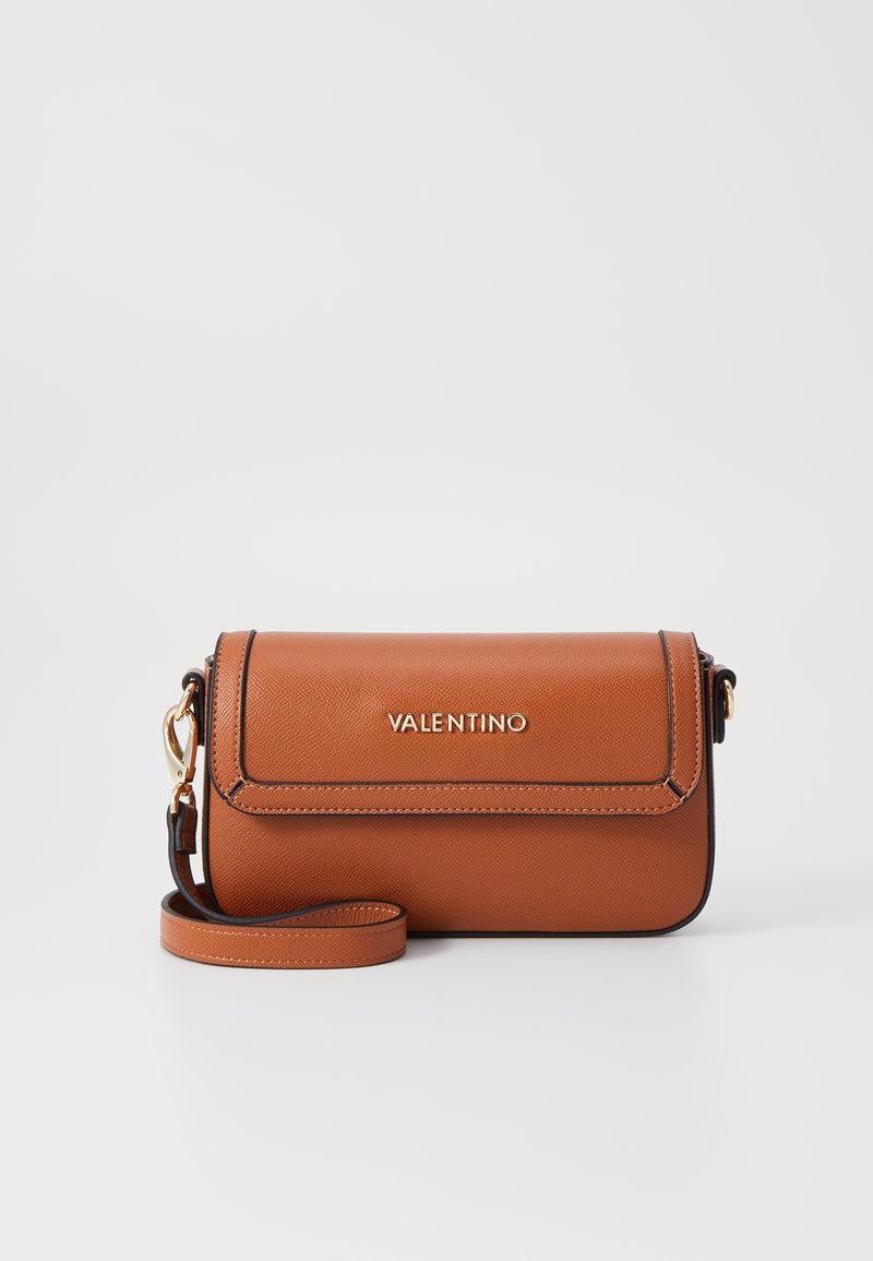 Borsa a tracolla in pelle marrone con finitura testurizzata, dotata di logo dorato, chiusura a patta e tracolla removibile. Accentuata da bordi neri.