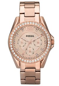Reloj analógico de oro rosado con una esfera redonda, bisel acentuado con cristales y tres subesferas. Pulsera de eslabones metálicos con un acabado pulido.