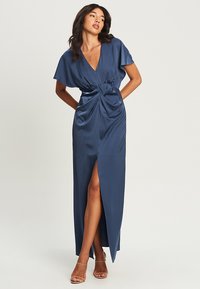Navyblaues Satin-Kleid mit tiefem V-Ausschnitt, kurzen Ärmeln, gedrehtem Detail in der Taille und einem hohen Schlitz entlang des Rocks.