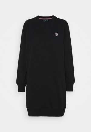 Czarna sukienka typu sweatshirt z długim rękawem, ściągaczami na mankietach, okrągłym dekoltem i małą wielokolorową naszywką zebry na lewej piersi.