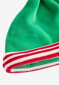 Grøn fleecehat med en ribbestrikket manchet i rød og hvid. Blød tekstur og foldet design for en tætsiddende pasform.