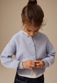 Hellblauer, gestrickter Cardigan mit strukturiertem Muster, rundem Ausschnitt und drei Knopfverschlüssen. Verfügt über lange Ärmel und gerippte Bündchen.