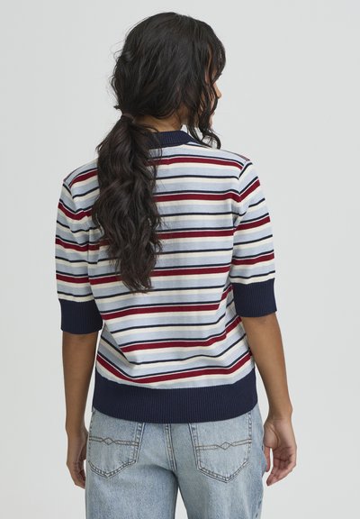 Pull en maille rayé avec manches courtes, col et ourlet côtelés bleu marine, avec des rayures alternées rouges, blanches et bleu marine. Coupe décontractée.