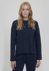 Granatowy sweter z dzianiny prążkowanej z długimi rękawami, okrągłym dekoltem i lekko skróconym dołem, w zestawie z pasującymi prążkowanymi spodniami.